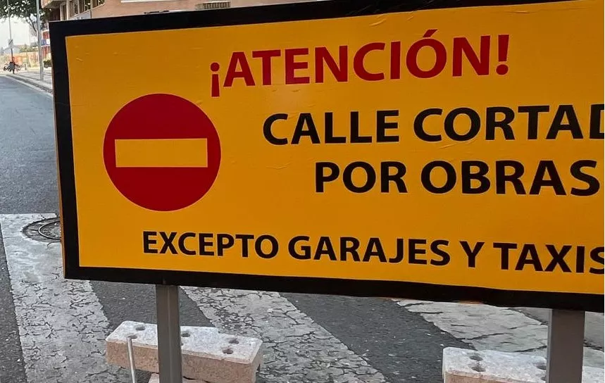 La calle de la Merced de Huesca permanecerá cortada al tráfico durante un mes por obras.