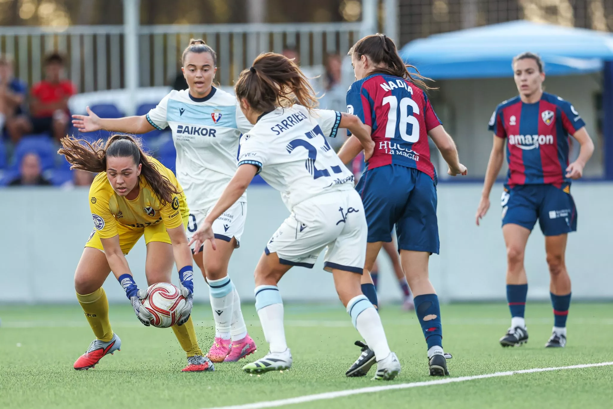 Pelea por un balón en el Huesca Femenino - Osasuna. Foto: Osasuna