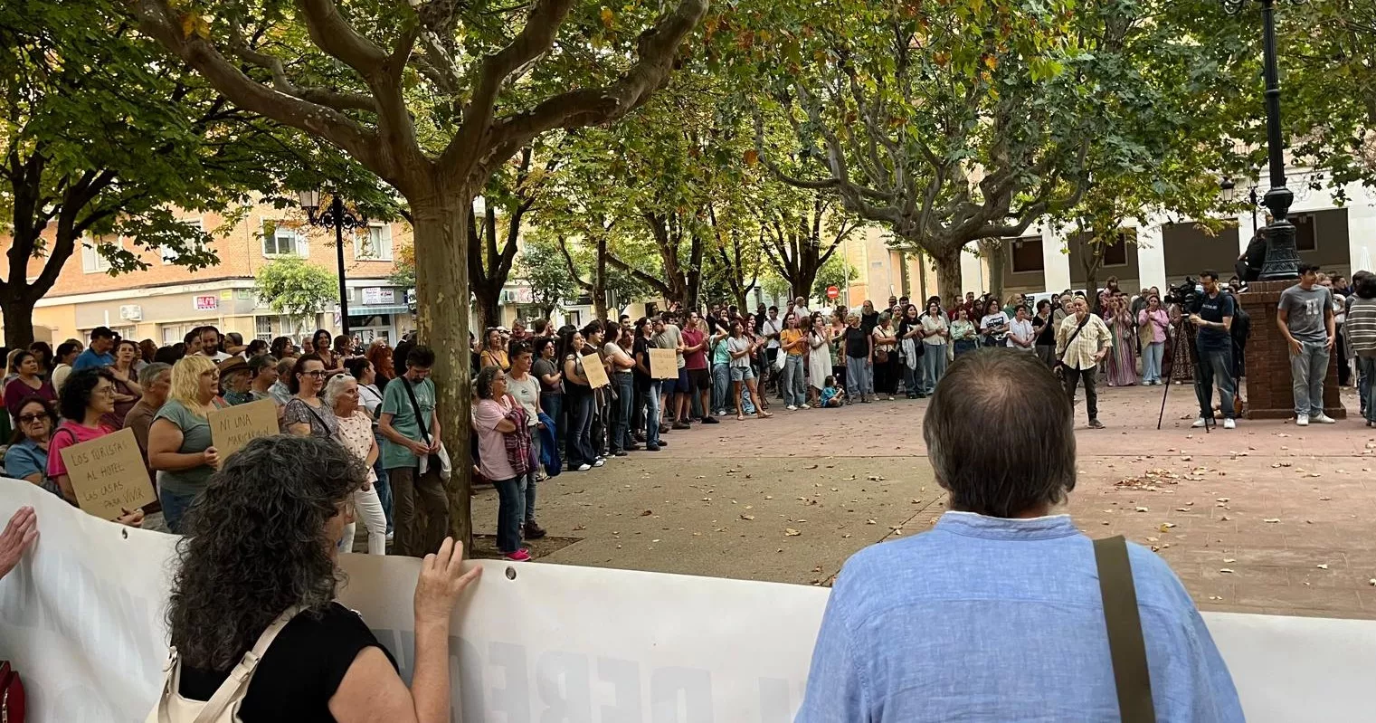 Una movilización reclama en Huesca medidas por la vivienda y crear un movimiento social con Maricarmen como símbolo. Foto Mercedes Manterola