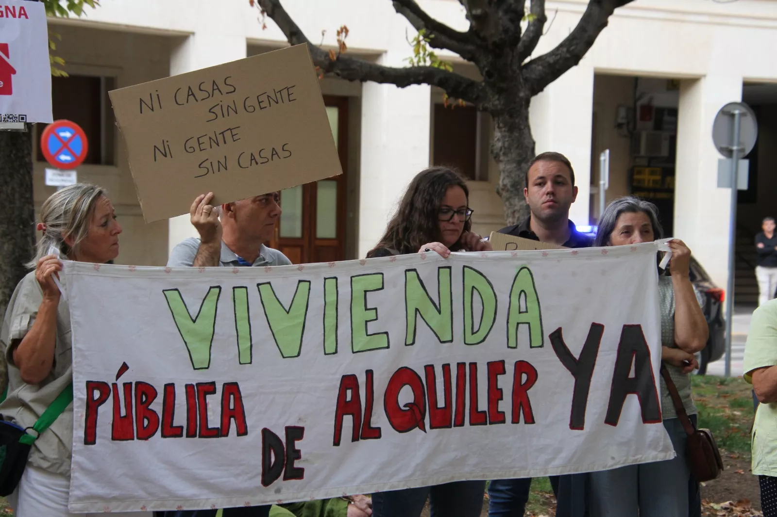 Concentración en Huesca por el derecho a la vivienda. Foto Carlos Neofato