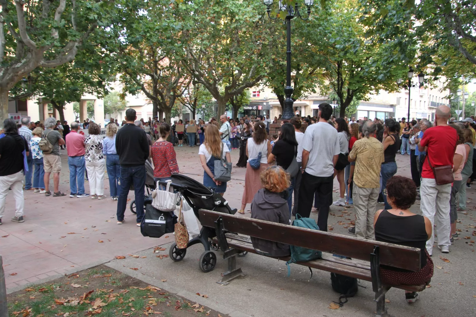 Concentración en Huesca por el derecho a la vivienda. Foto Carlos Neofato