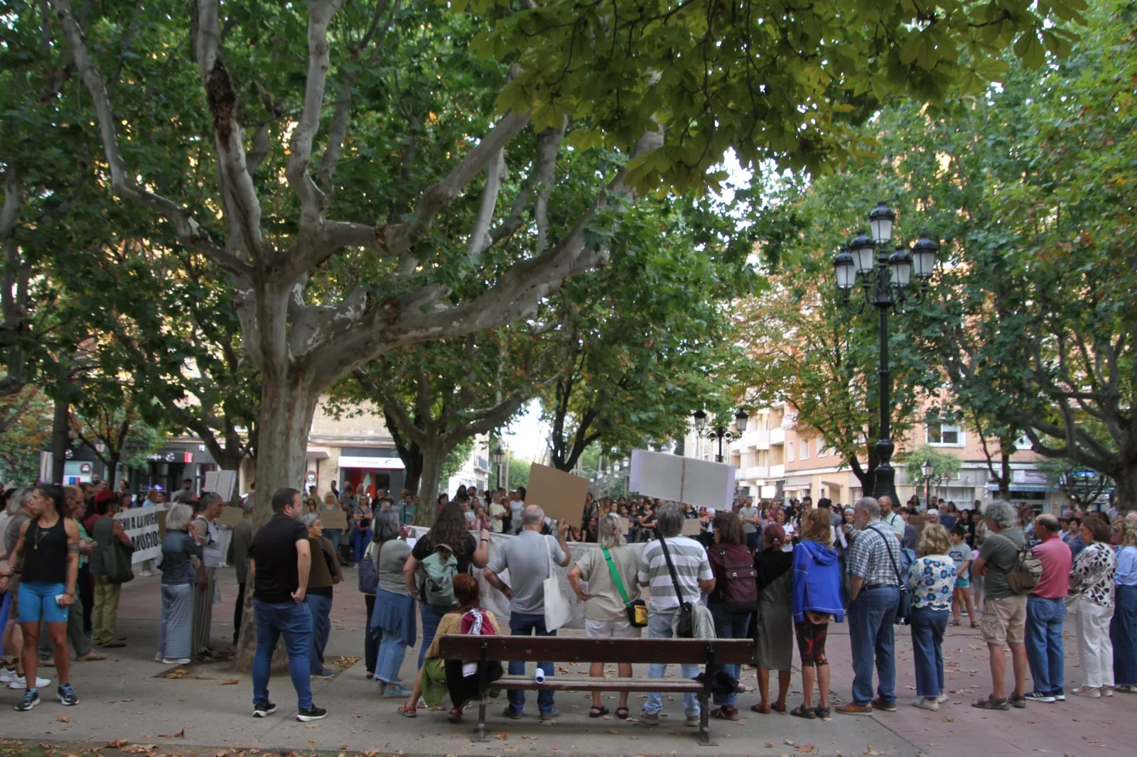Concentración en Huesca por el derecho a la vivienda. Foto Carlos Neofato