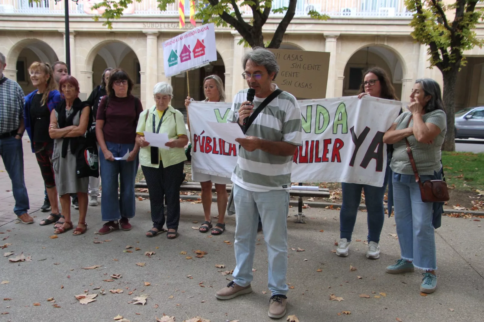 Concentración en Huesca por el derecho a la vivienda. Foto Carlos Neofato