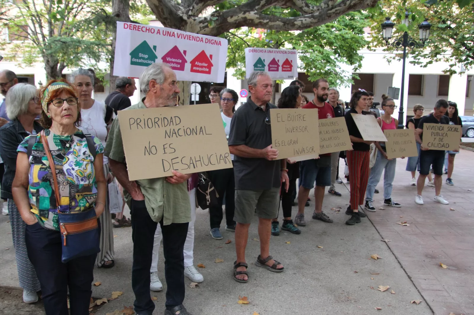 Concentración en Huesca por el derecho a la vivienda. Foto Carlos Neofato