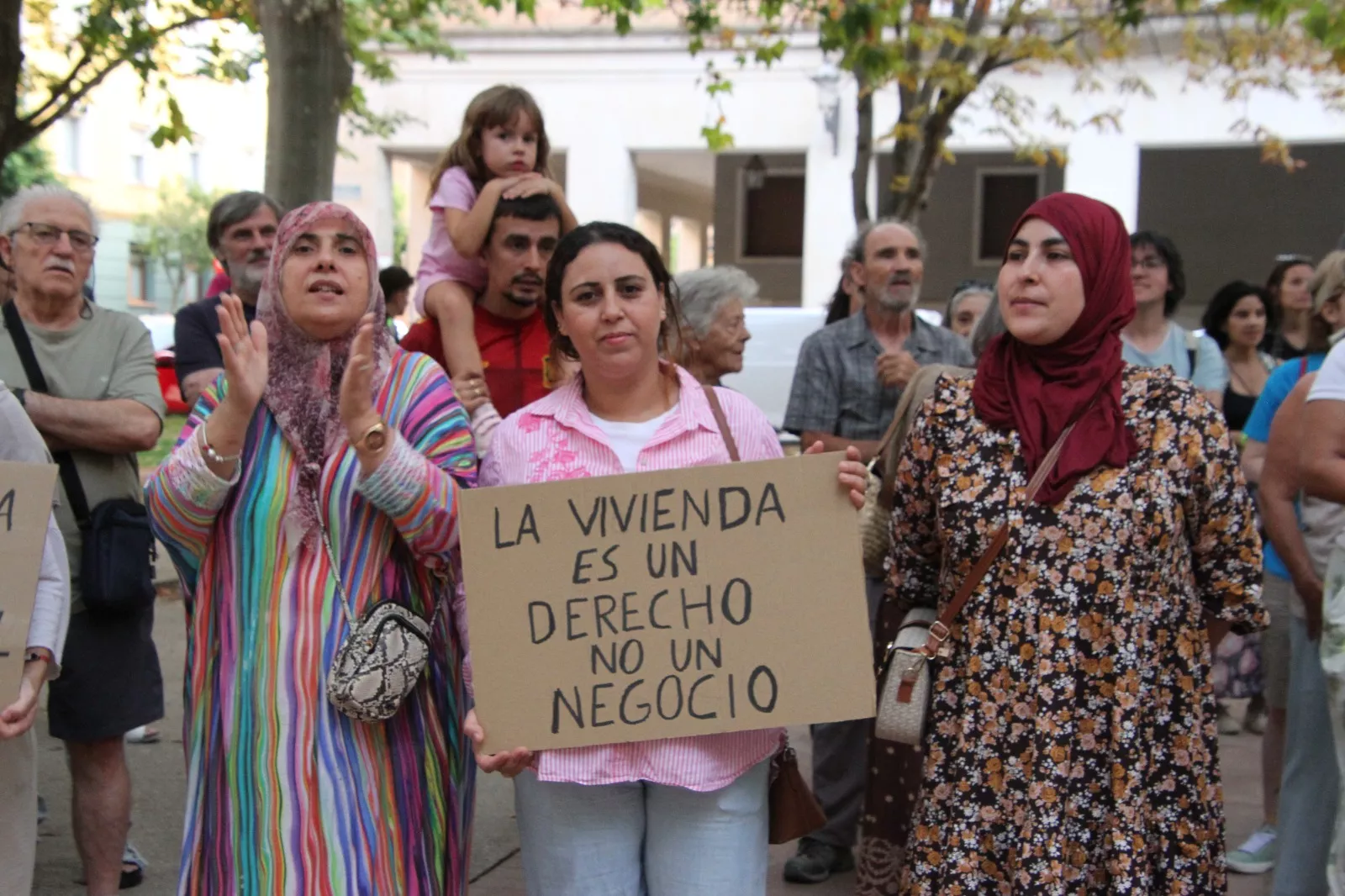 Concentración en Huesca por el derecho a la vivienda. Foto Carlos Neofato