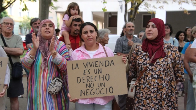 Rahma El Achab, a la izquierda, en la concentración en Huesca por el derecho a la vivienda. Foto Carlos Neofato Rahma El Achab, a la izquierda, en la concentración en Huesca por el derecho a la vivienda. Foto Carlos Neofato