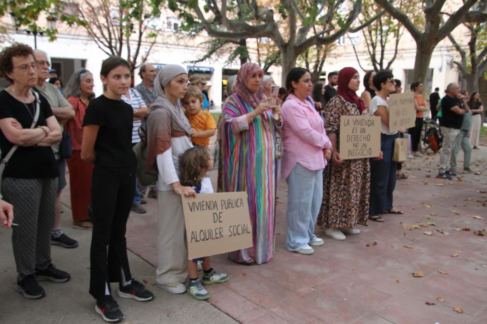 Concentración en Huesca por el derecho a la vivienda. Foto Carlos Neofato
