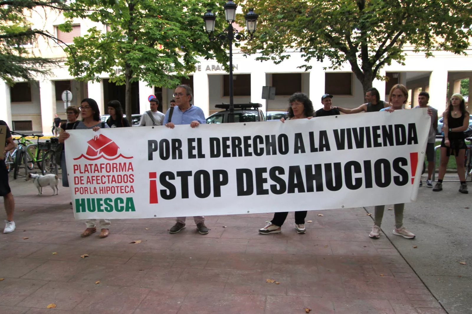 Concentración en Huesca por el derecho a la vivienda. Foto Carlos Neofato