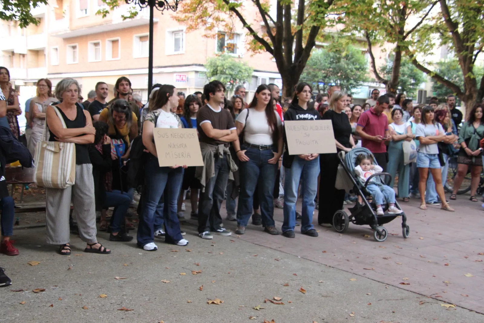 Concentración en Huesca por el derecho a la vivienda. Foto Carlos Neofato