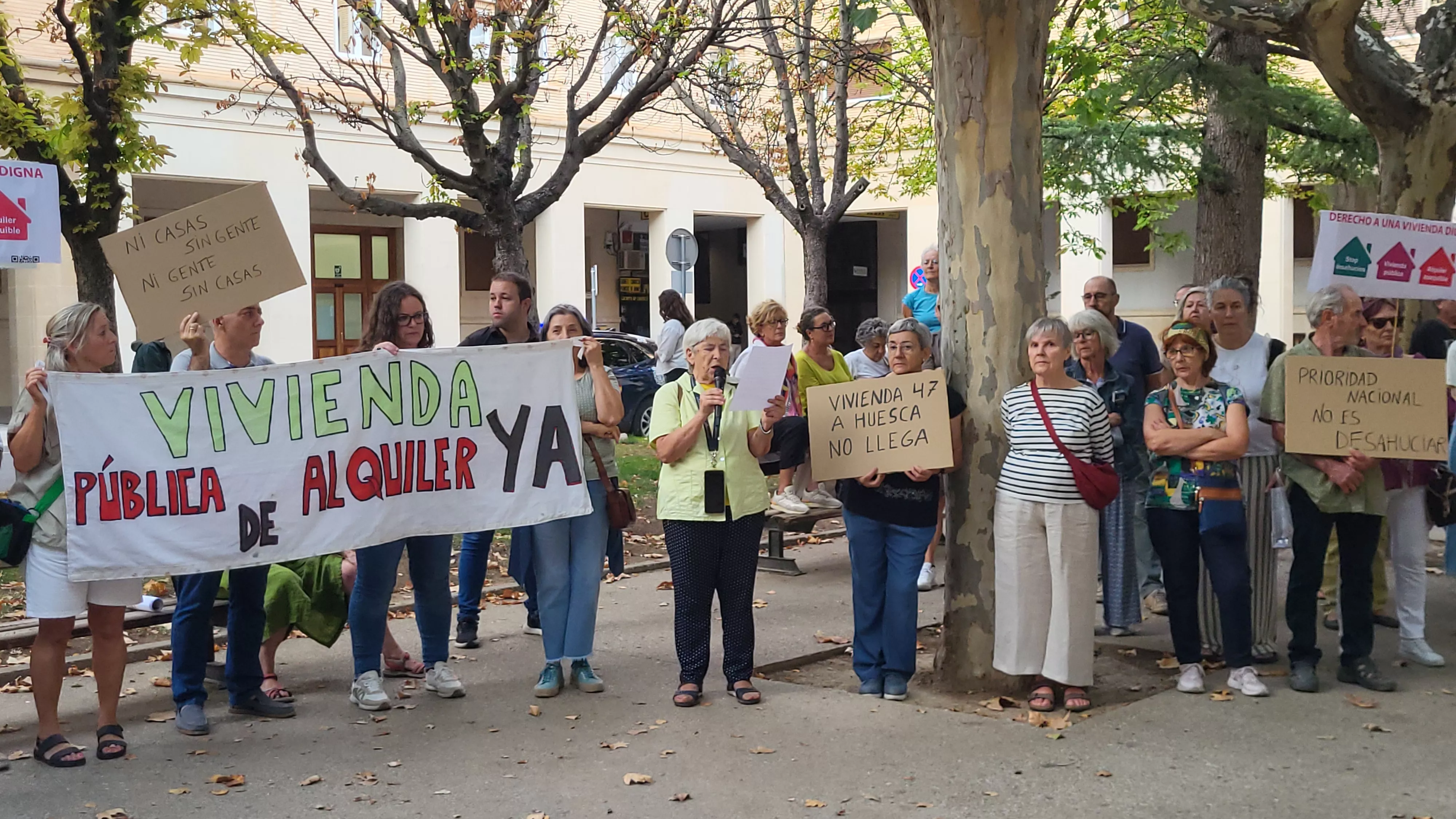 Concentración en Huesca por el derecho a la vivienda. Foto Mercedes Manterola