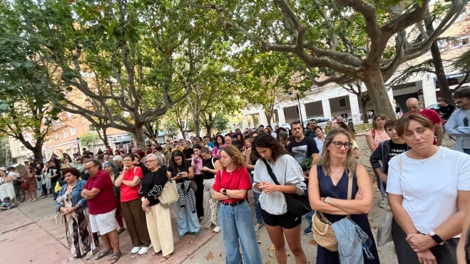 Concentración por el derecho a la vivienda en la plaza Cervantes. Foto Mercedes Manterola Concentración por el derecho a la vivienda en la plaza Cervantes. Foto Mercedes Manterola