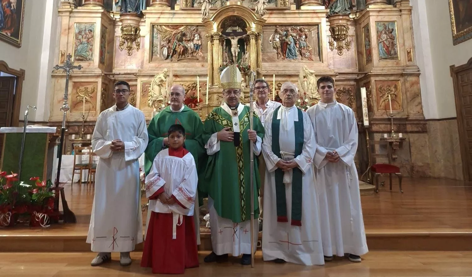 Luis Gurucharri con el arzobispo Roselló y el sacerdote Fernando en Santa Eufemia de Villafranca de Navarra
