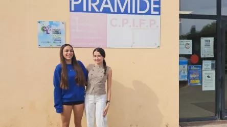 Paula Torres con Marta Otín en el IES Pirámide.
