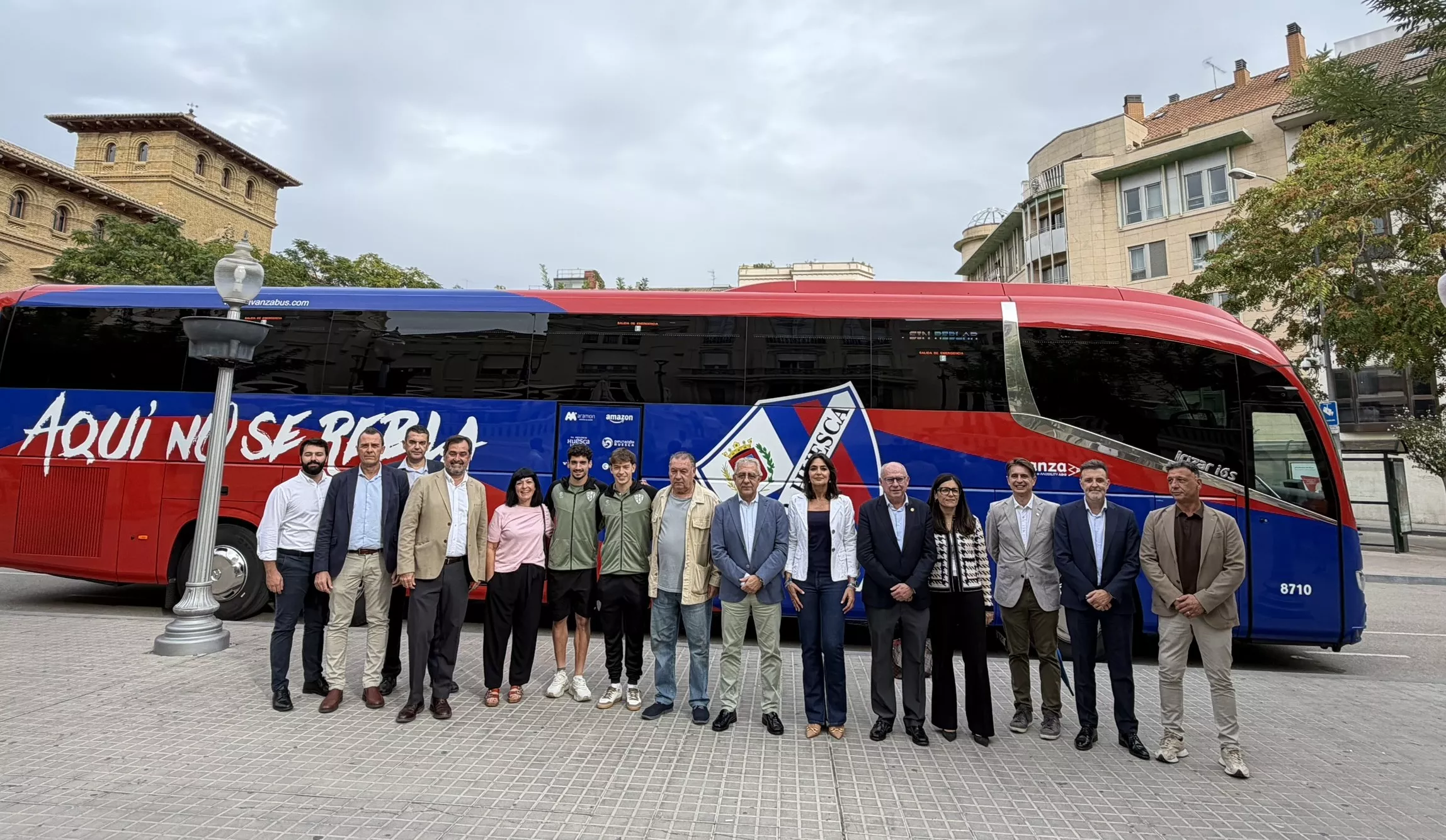 Patrocinadores, dirigentes y jugadores de la SD Huesca y autoridades en la presentación del nuevo autobús del equipo. Foto: Adri Mora