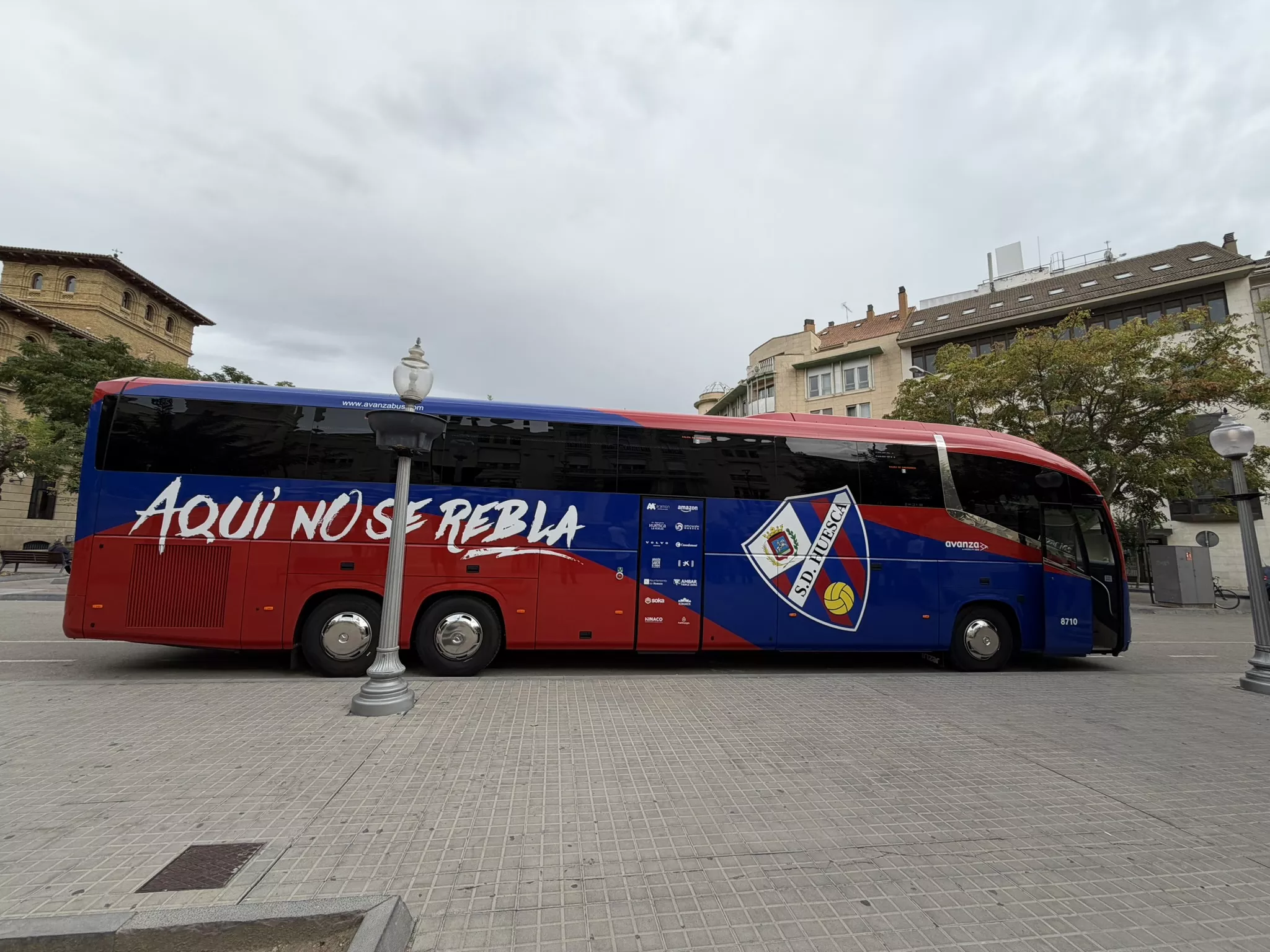 Imágenes del nuevo autobús de la SD Huesca. Foto: Adri Mora