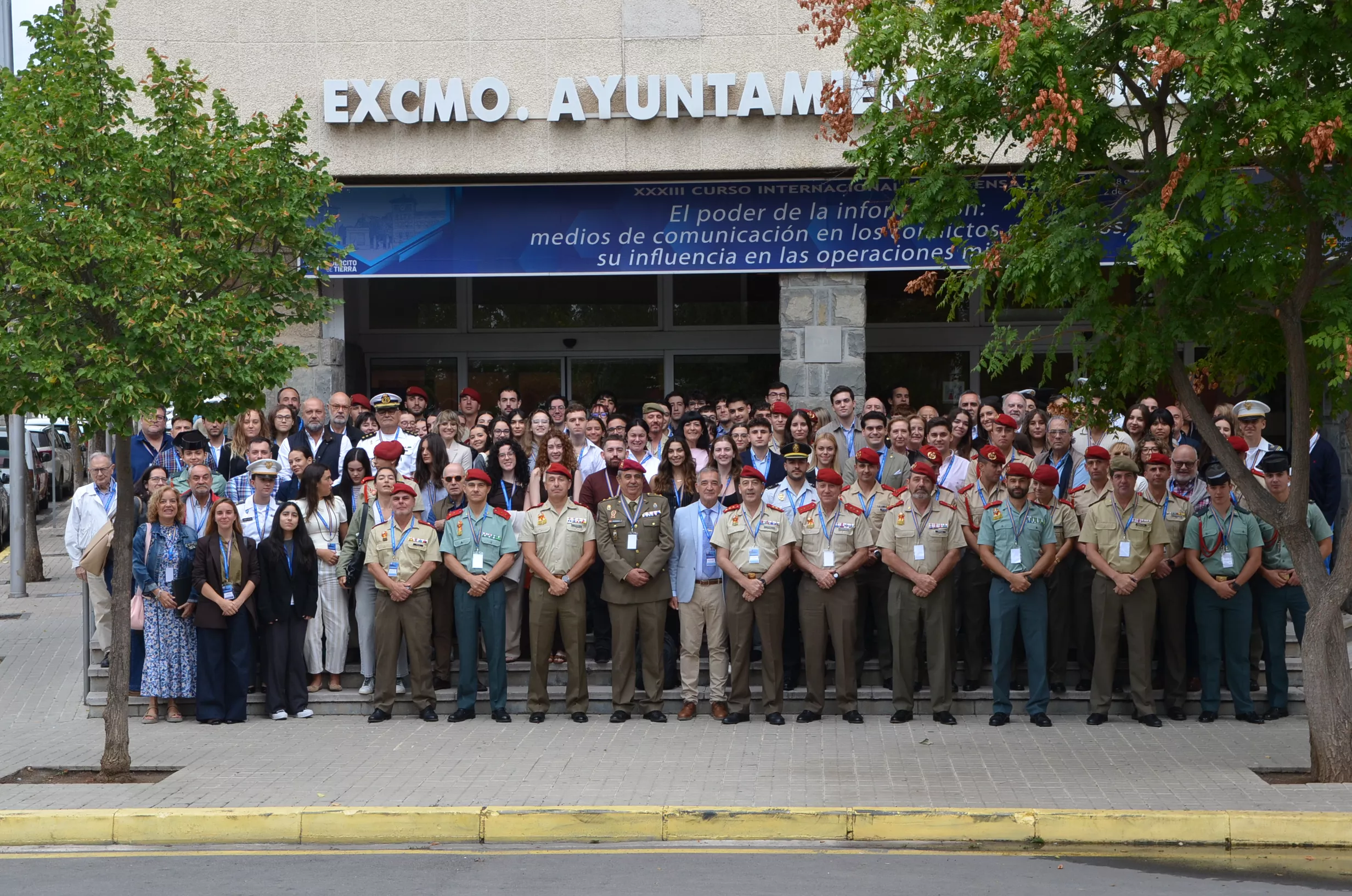Organización, ponentes y alumnos del XXXIII Curso de Defensa de Jaca.