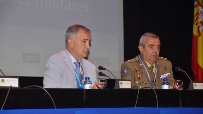 El coronel José Manuel Vicente y el teniente coronel Tomás Quecedo, durante la conferencia.