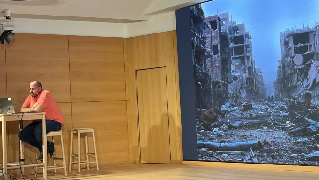 Pampliega muestra una imagen de Alepo destrozada por la guerra.