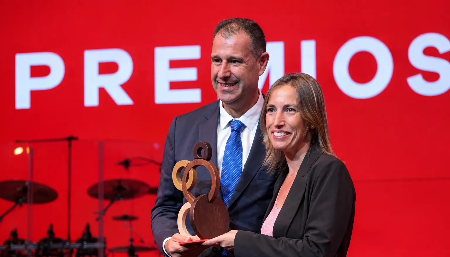 Sergio Serra recibe el Premio Fitur de Turismo Activo de la mano de Ana Muñoz.
