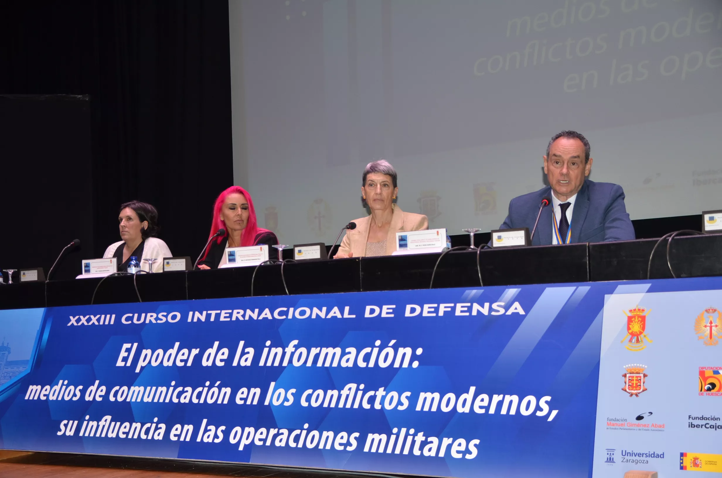 Mesa redonda con los ponentes de la cuarta jornada del Curso Internacional de Defensa de Jaca.