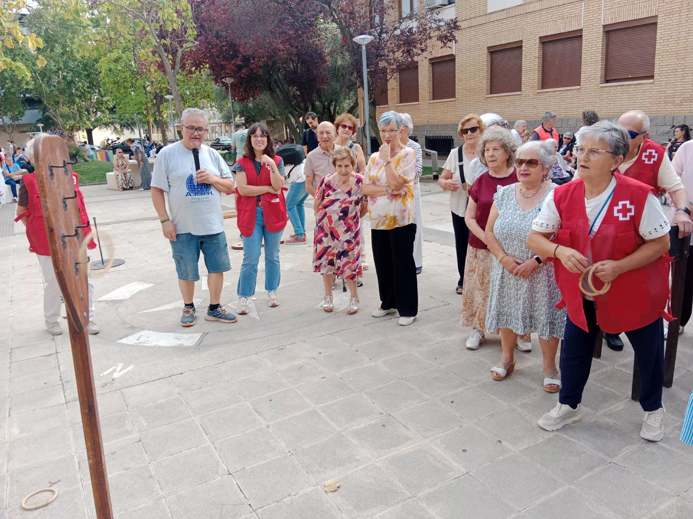 Juegos tradicionales en el Día internacional de las Personas mayores, anillas verticales
