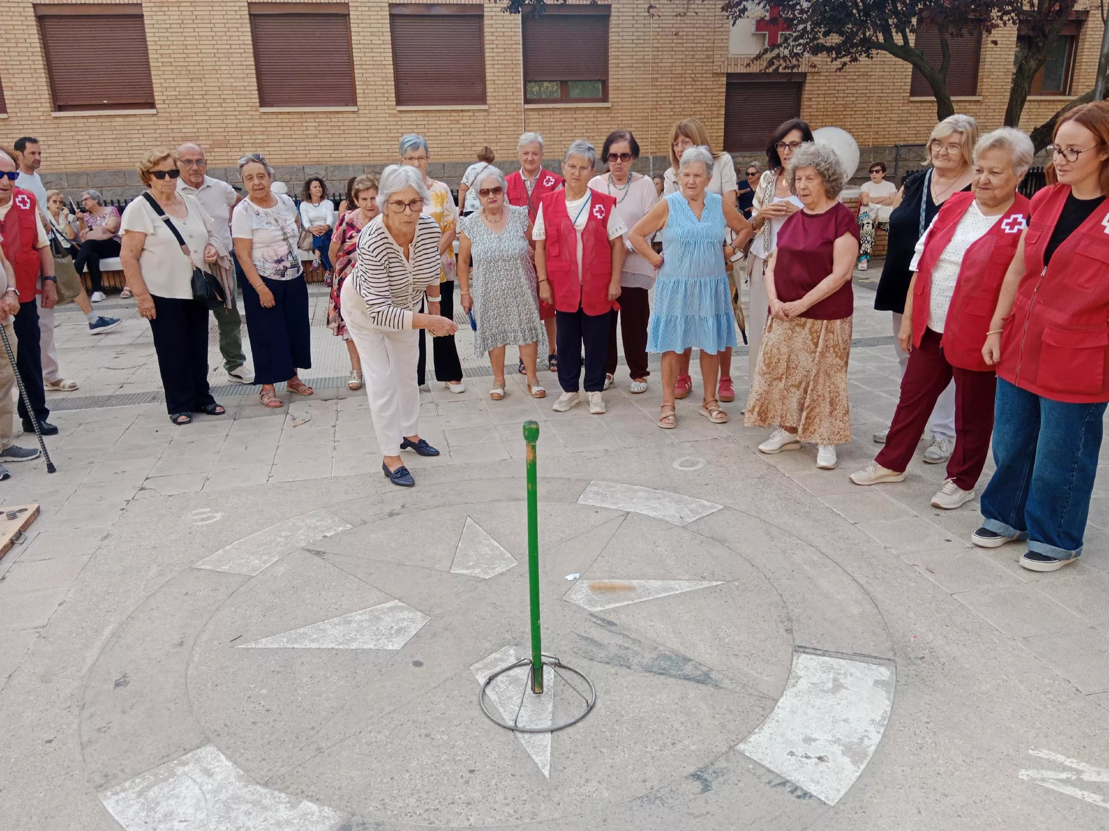 Juegos tradicionales en el Día internacional de las Personas mayores, anillas