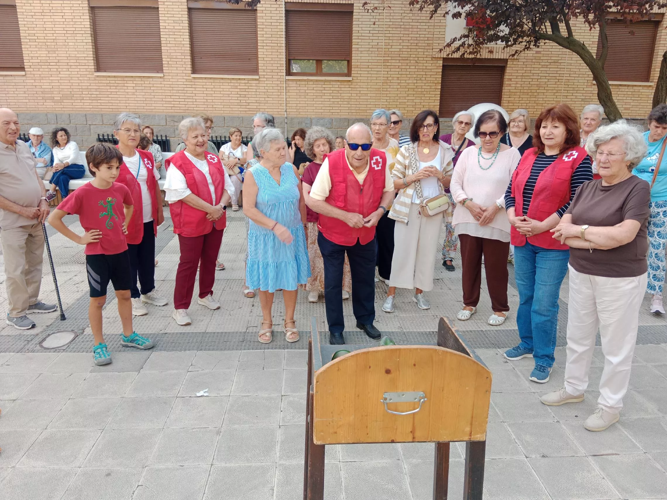 Juegos tradicionales en el Día internacional de las Personas mayores, rana