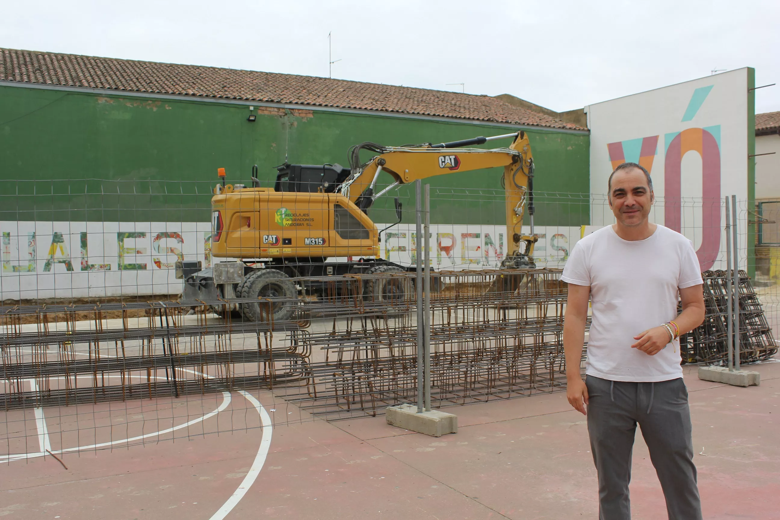 Carlos Sampériz ante las obras del edificio para la nueva FP de Farmacia en Grañén.