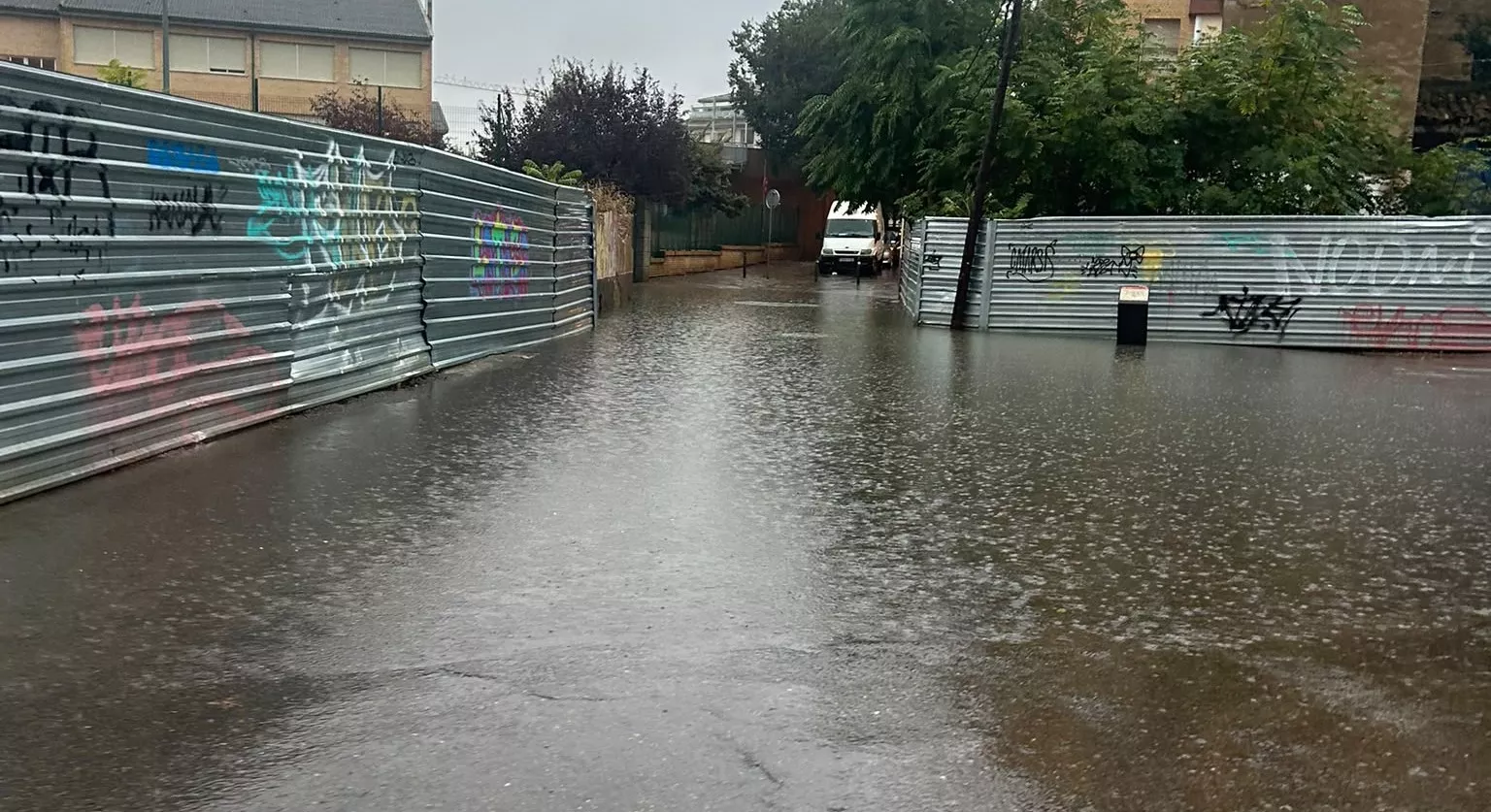 Imagen de la plaza San Voto de Huesca inundada tras el frente que ha dejado 78 litros por metro cuadrado en seis horas.