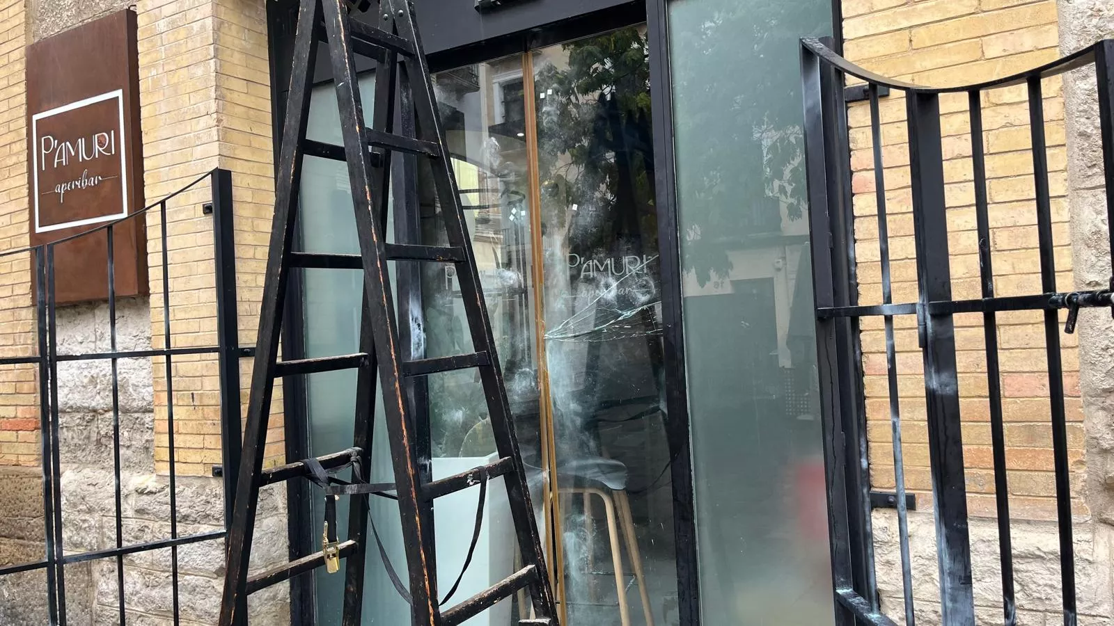 El restaurante P’ amuri denuncia nuevos actos vandálicos en la plaza Alfonso el Batallador.