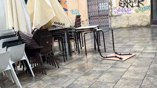 Una mesa rota en la plaza Alfonso el Batallador. Foto Mercedes Manterola Una mesa rota en la plaza Alfonso el Batallador. Foto Mercedes Manterola