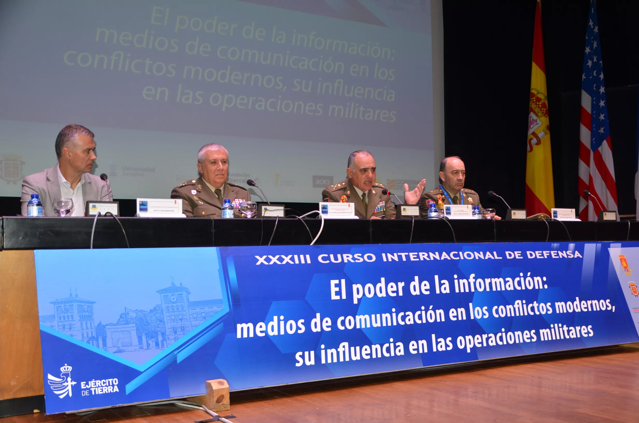 Mesa presidencial de la clausura del Curso de Defensa en Jaca.