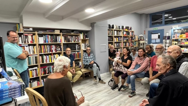 Público asistente a la presentación de la nueva obra de Viñuales. Foto Mercedes Manterola Público asistente a la presentación de la nueva obra de Viñuales. Foto Mercedes Manterola