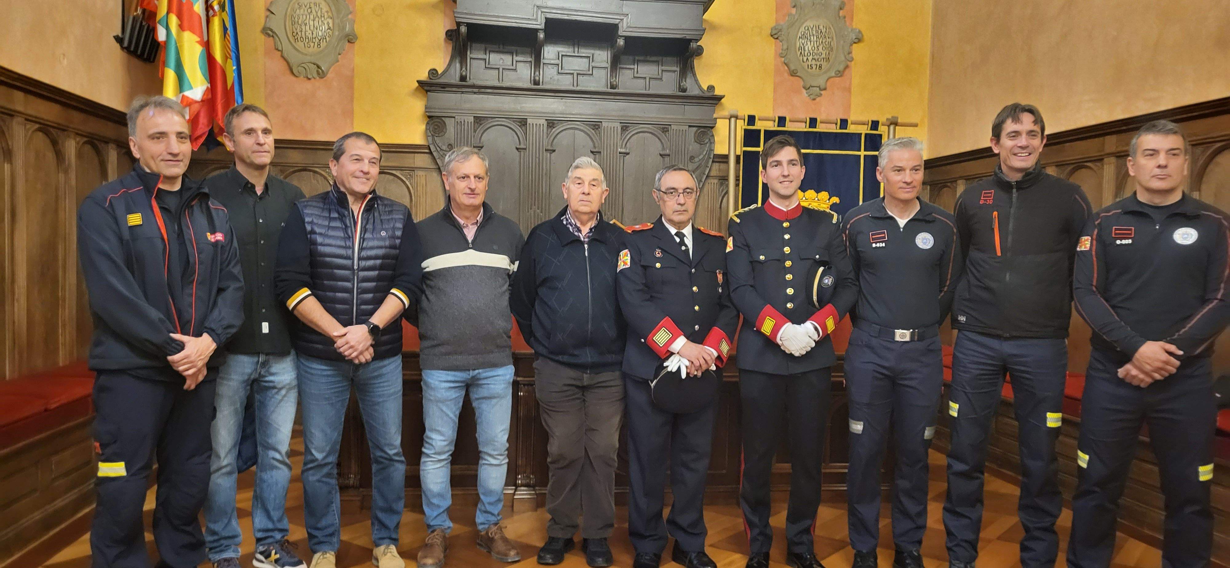 Jacobo, en el centro de la imagen, posa con sus compañeros tras el acto institucional en el Ayuntamiento.