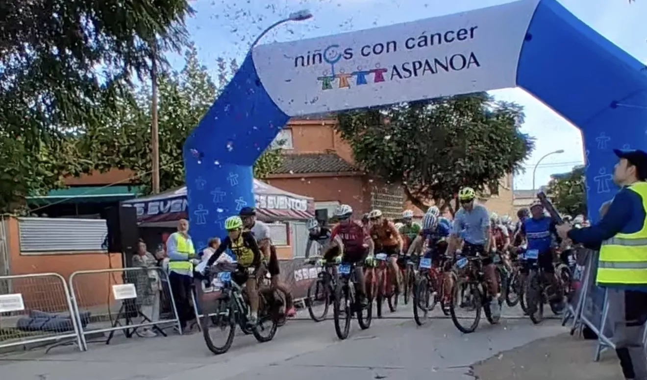 Salida de la prueba. Casi mil ciclistas pedalean en Almudévar contra el cáncer infantil.