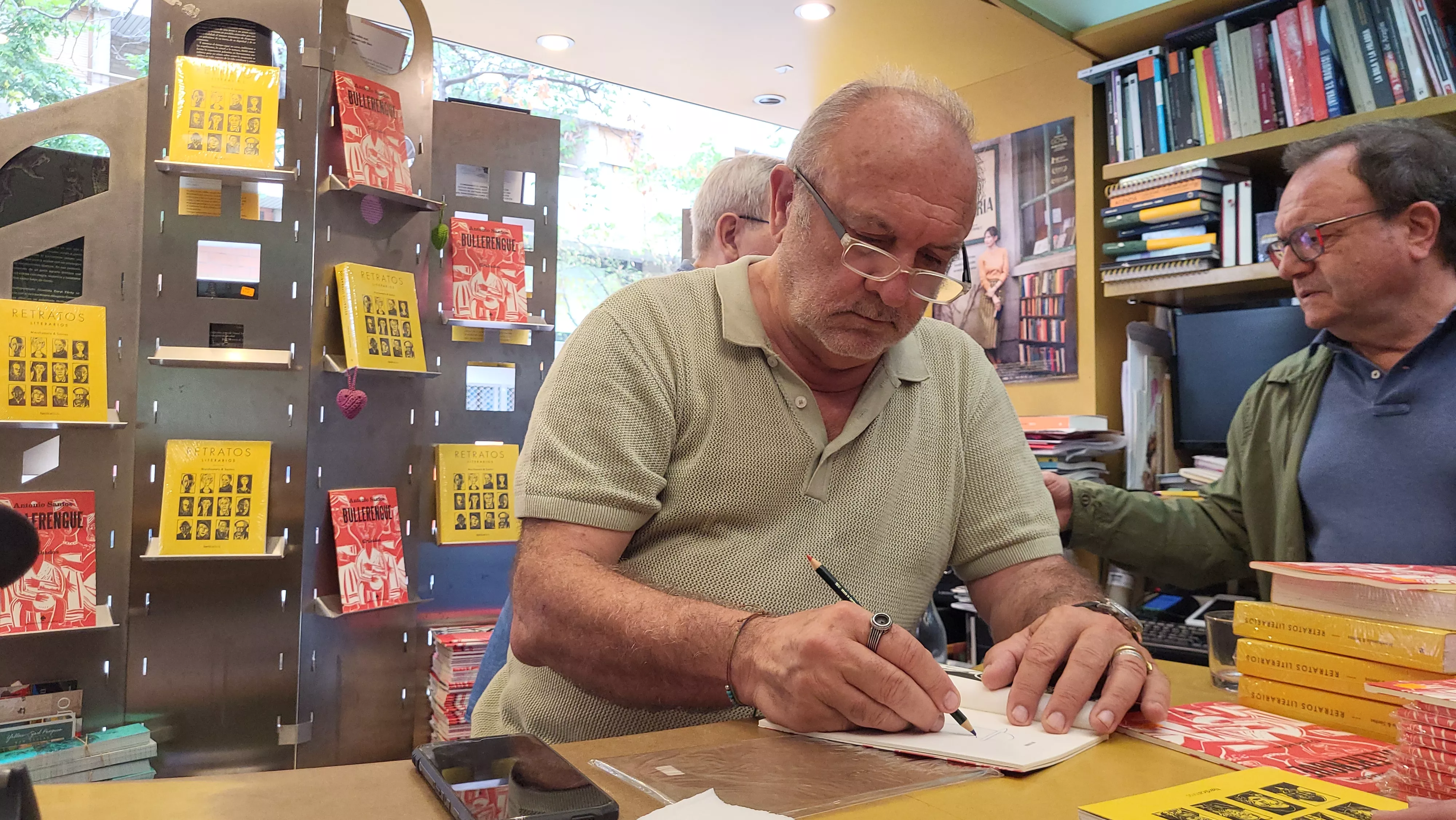 Presentación de la exposición 'Bullerengue' de Antonio Santos en la librería Anónima. Foto Mercedes Manterola