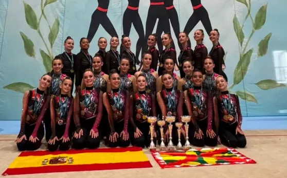 Los tres equipos del Club 90 con sus trofeos.