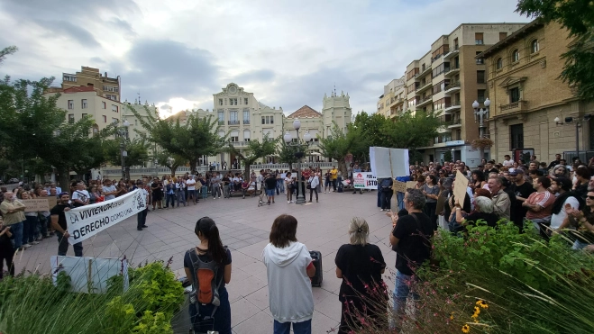 Imagen de la concentración en la plaza de Navarra. Foto Mercedes Manterola Imagen de la concentración en la plaza de Navarra. Foto Mercedes Manterola