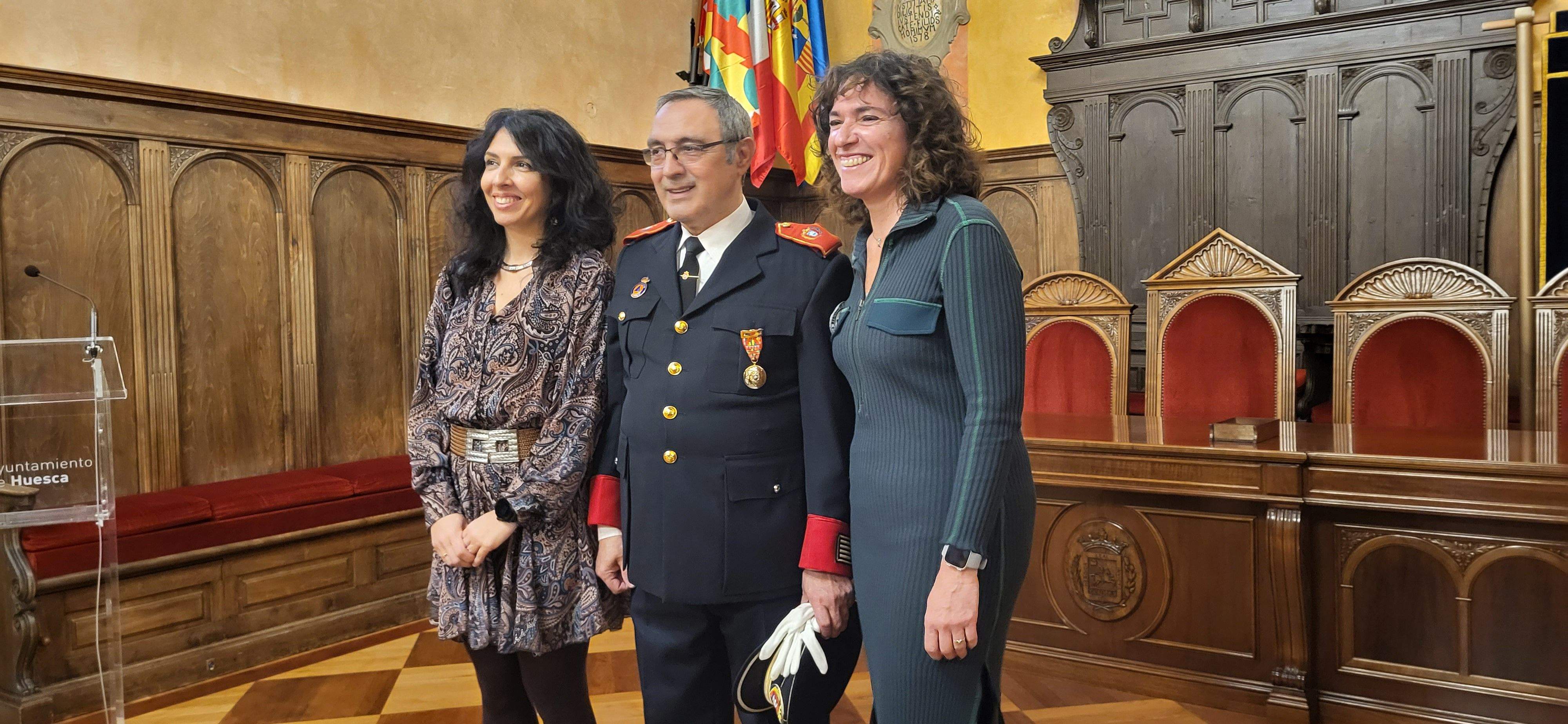 Homenaje al bombero Jacobo Morlán en el Ayuntamiento de Huesca. Foto: Mercedes Manterola