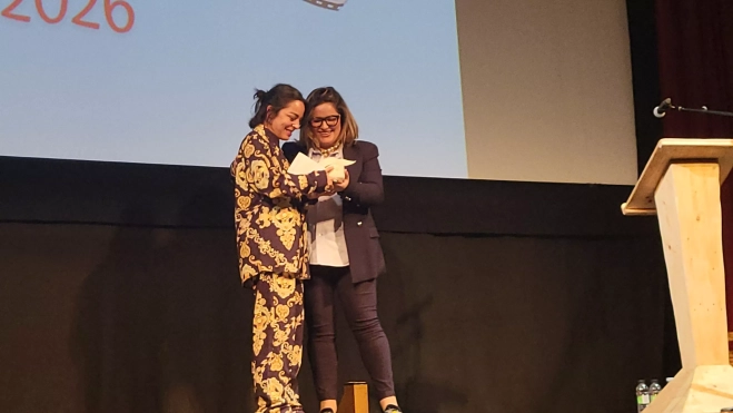 Nata Moreno recoge el premio de manos de Sonia Latre. Foto Mercedes Manterola Nata Moreno recoge el premio de manos de Sonia Latre. Foto Mercedes Manterola