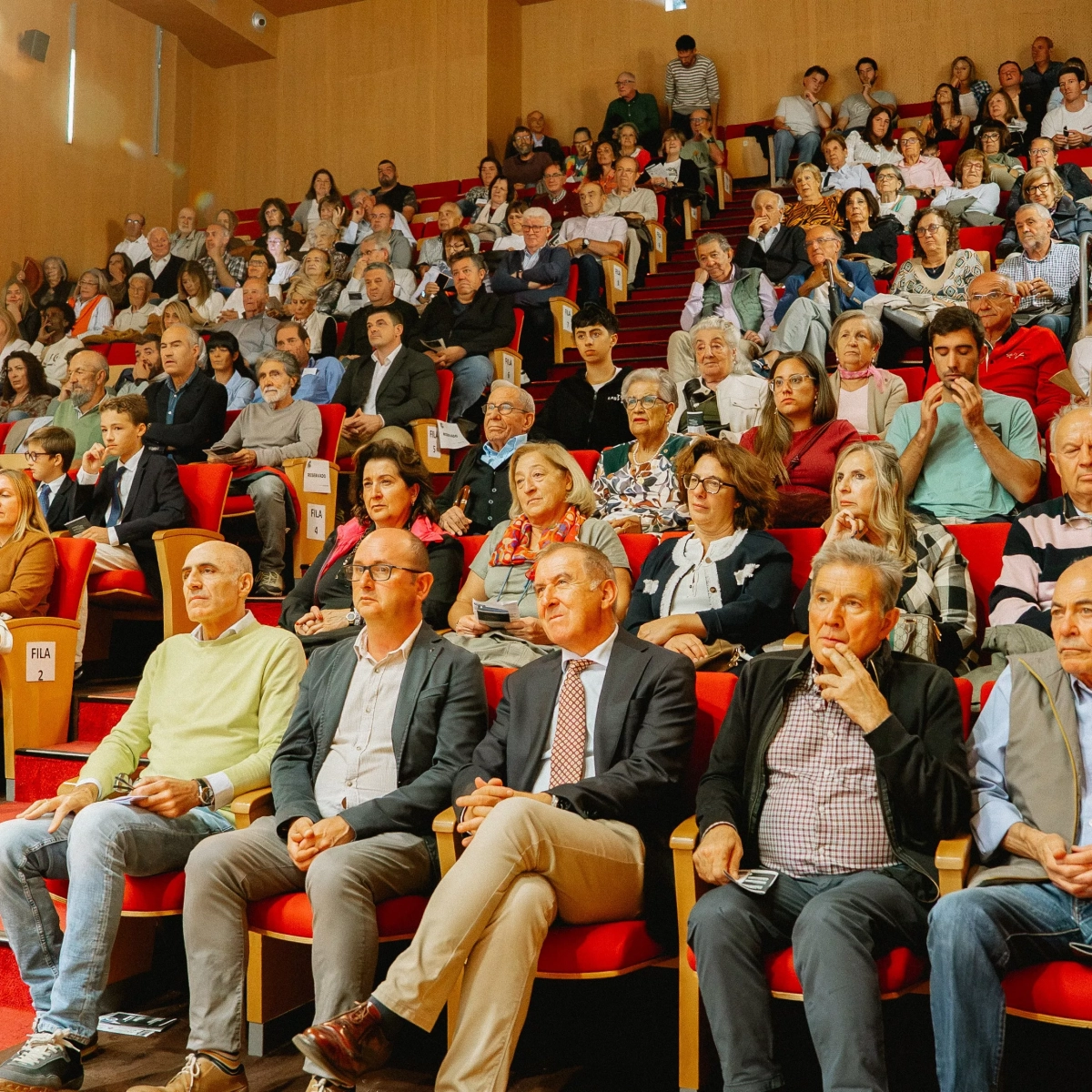 Público presente en el Palacio Condes de Ribagorza