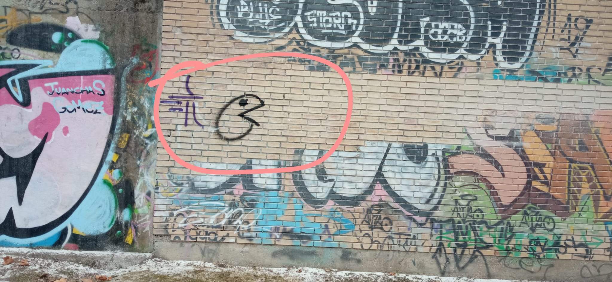 Pintadas en zonas que ya se habían limpiado en el entorno del skatepark.