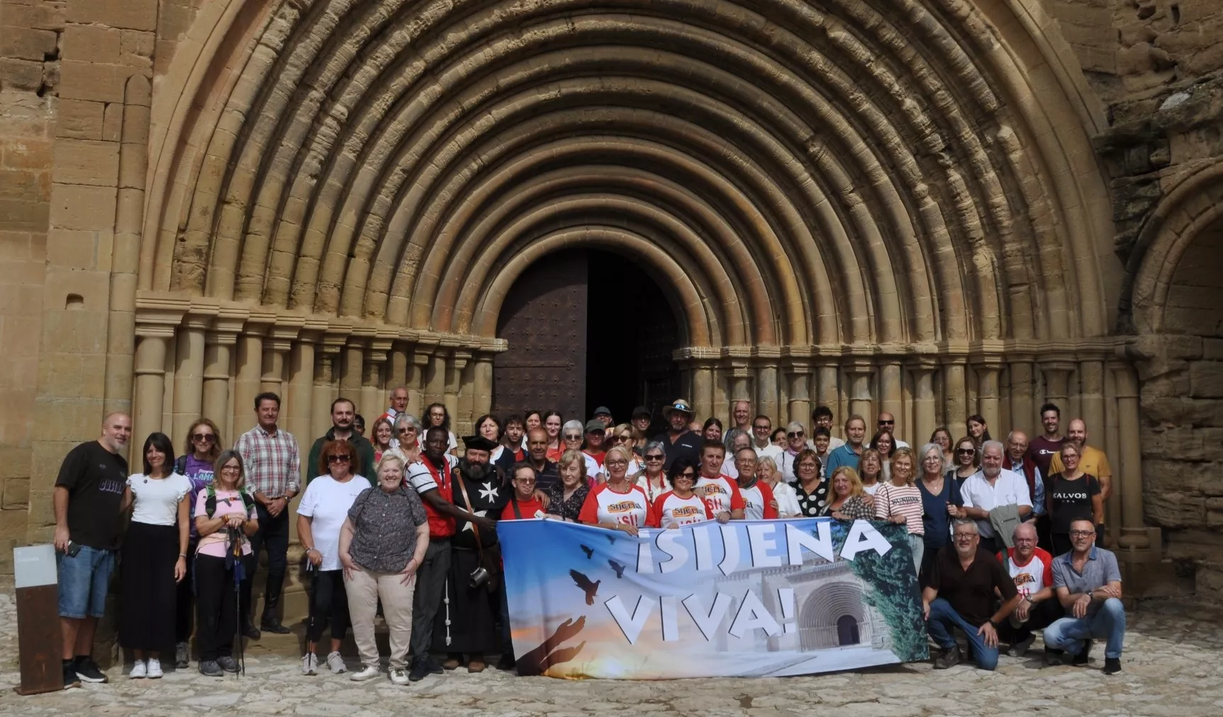 La Romería Sijena Viva reivindica el regreso de una comunidad monástica al Real Monasterio.