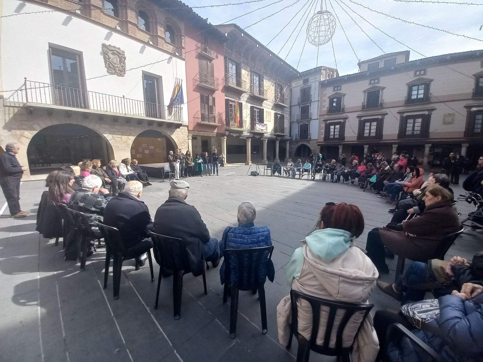 Decenas de grausinos y ribagorzanos han asistido a la lectura del manifiesto por la igualdad.