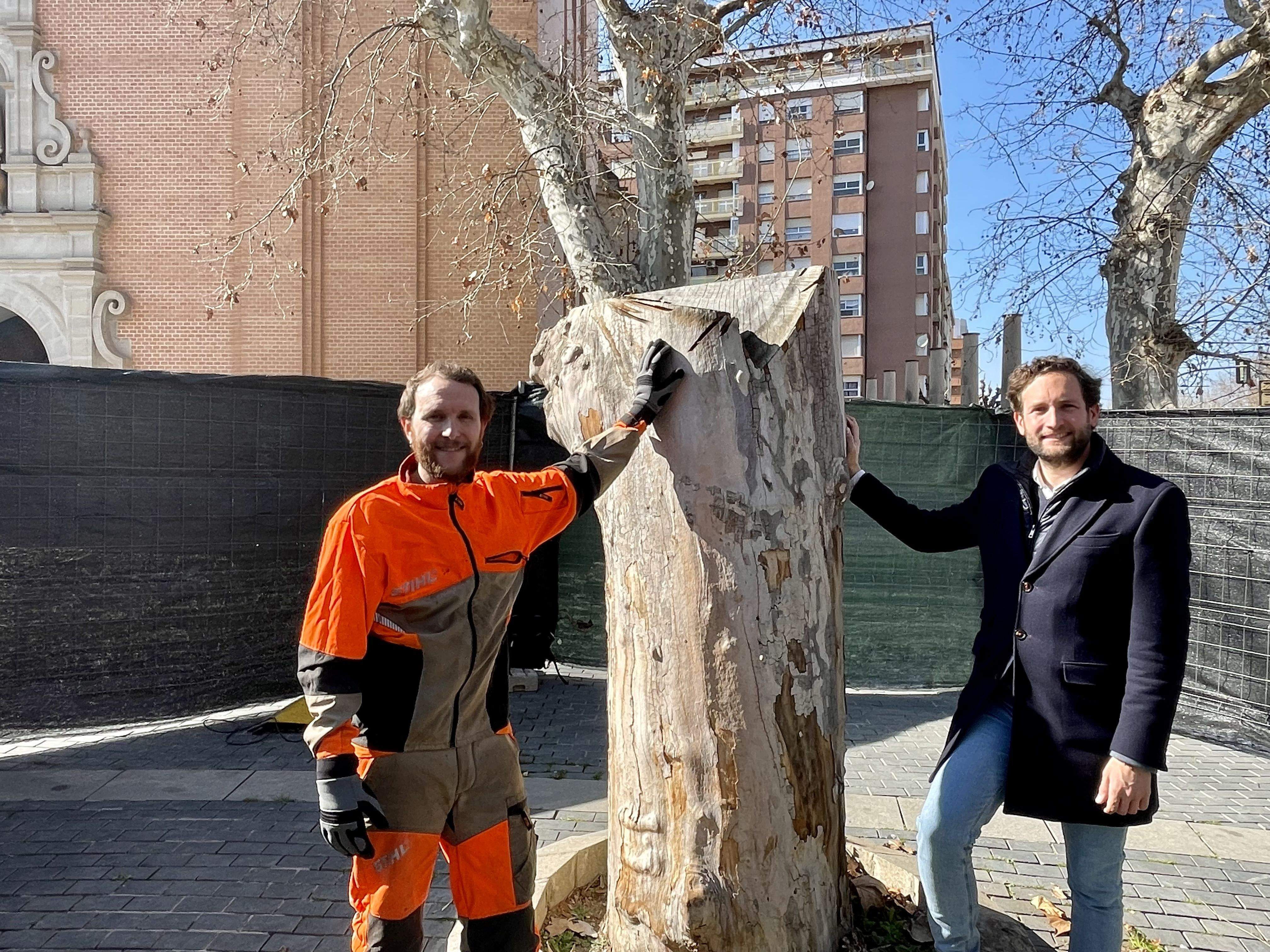 Mario Molins y Isaac Claver han presentado el proyecto junto al árbol que será base de la escultura.