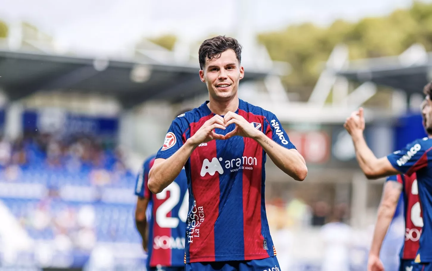 Luismi hace el corazón con las manos tras firmar uno de sus goles ante el Europa. Foto: SD Huesca