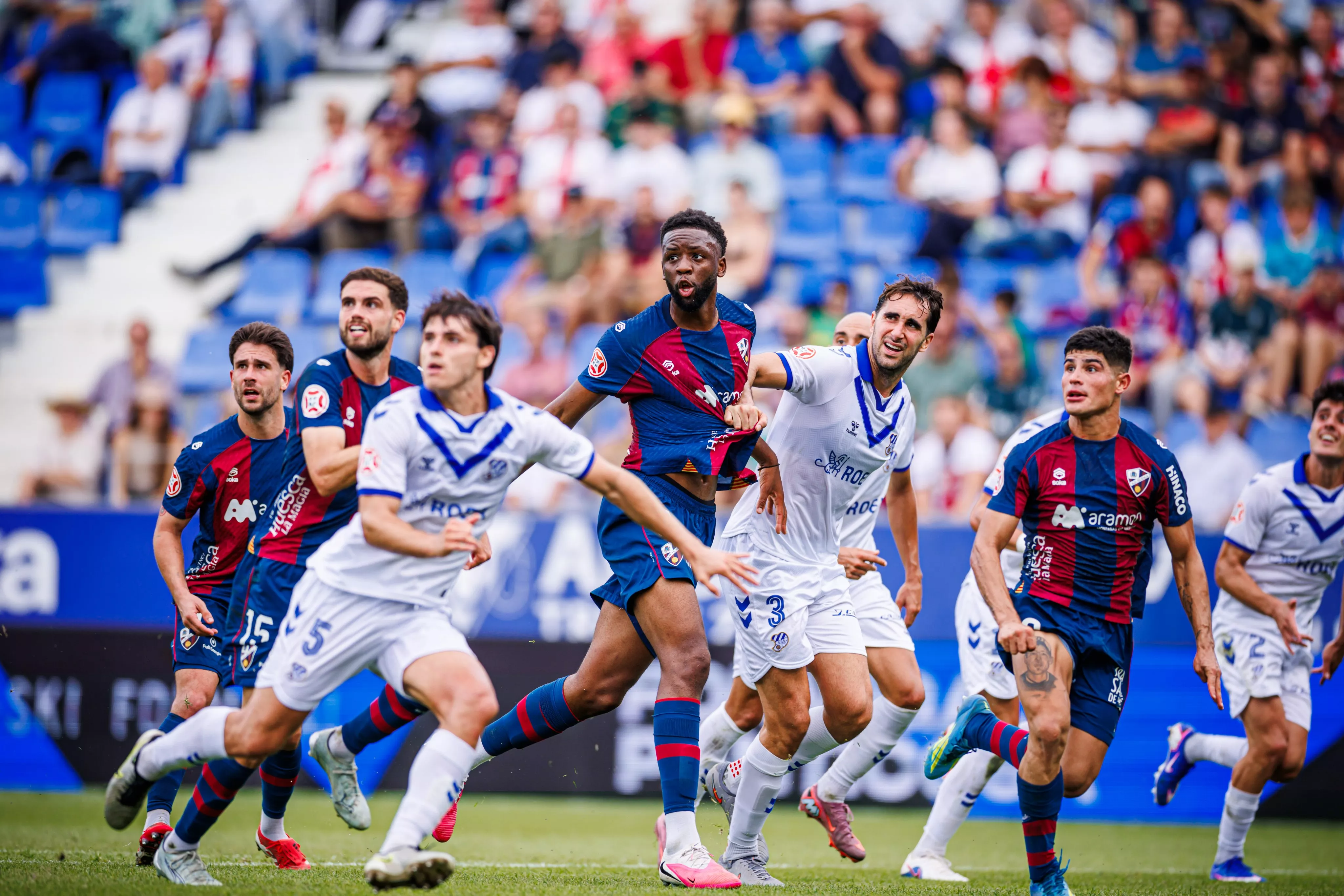 Ataque del Huesca con Kembo y Juárez al saque de un córner. Dos futbolistas imprescindibles en este equipo
