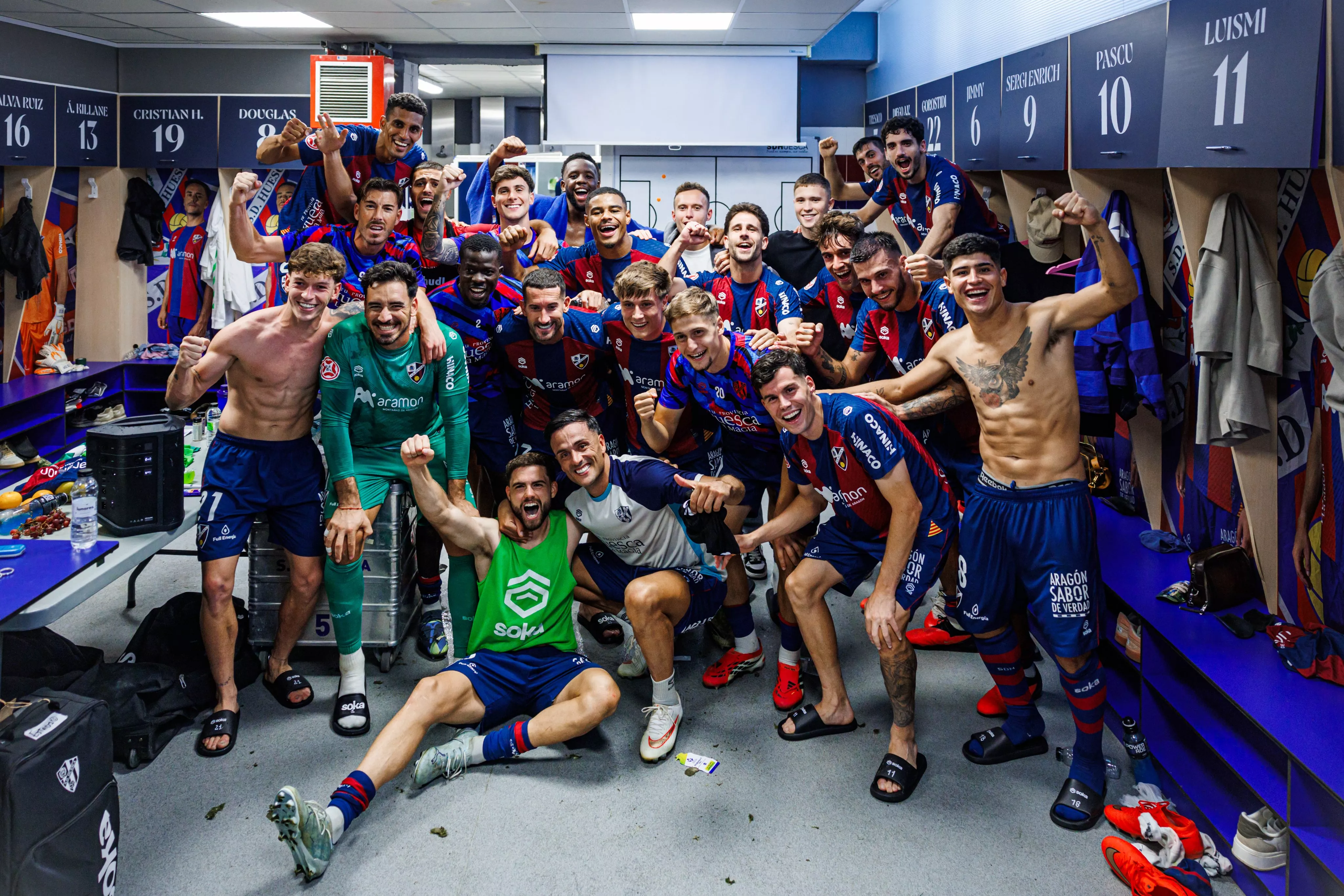 Celebración de la victoria del Huesca. El equipo de Jardiel vuelve a ganar y está más cerca de lo que quiere construir