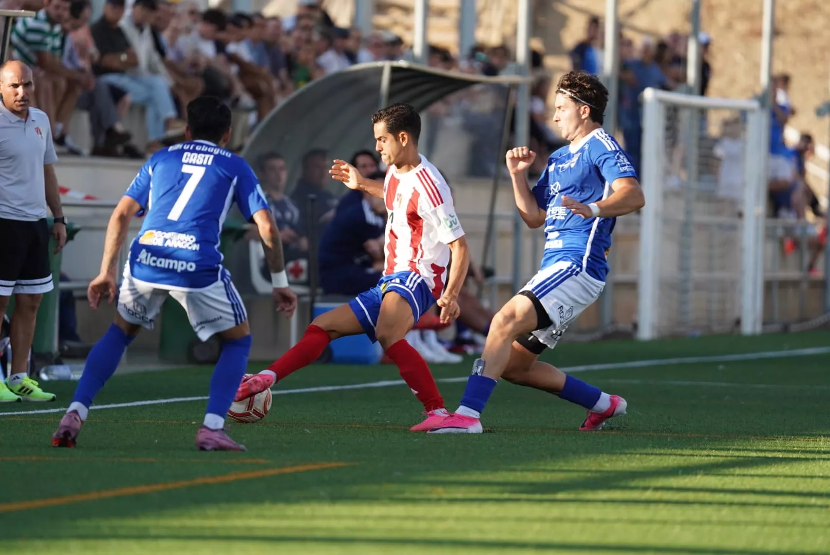 Fran Rodríguez, jugador del Barbastro rodeado por otros del Utebo. Foto: Dani Vidal