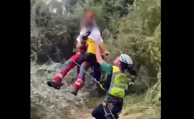 Rescatados tres montañeros enriscados en pico Monte Perdido. En la imagen, rescate de una senderista menor de edad en un sendero en Biscarrués.
